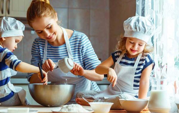 مهارت های آشپزی که هر کودکی می تواند یاد بگیرد مهارت های آشپزی که هر کودکی می تواند یاد بگیرد