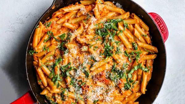 پاستا با پنیر موزارلا خامه ای کش دار با سس مارینارا و گوجه برشته پاستا با پنیر موزارلا خامه ای کش دار با سس مارینارا و گوجه برشته